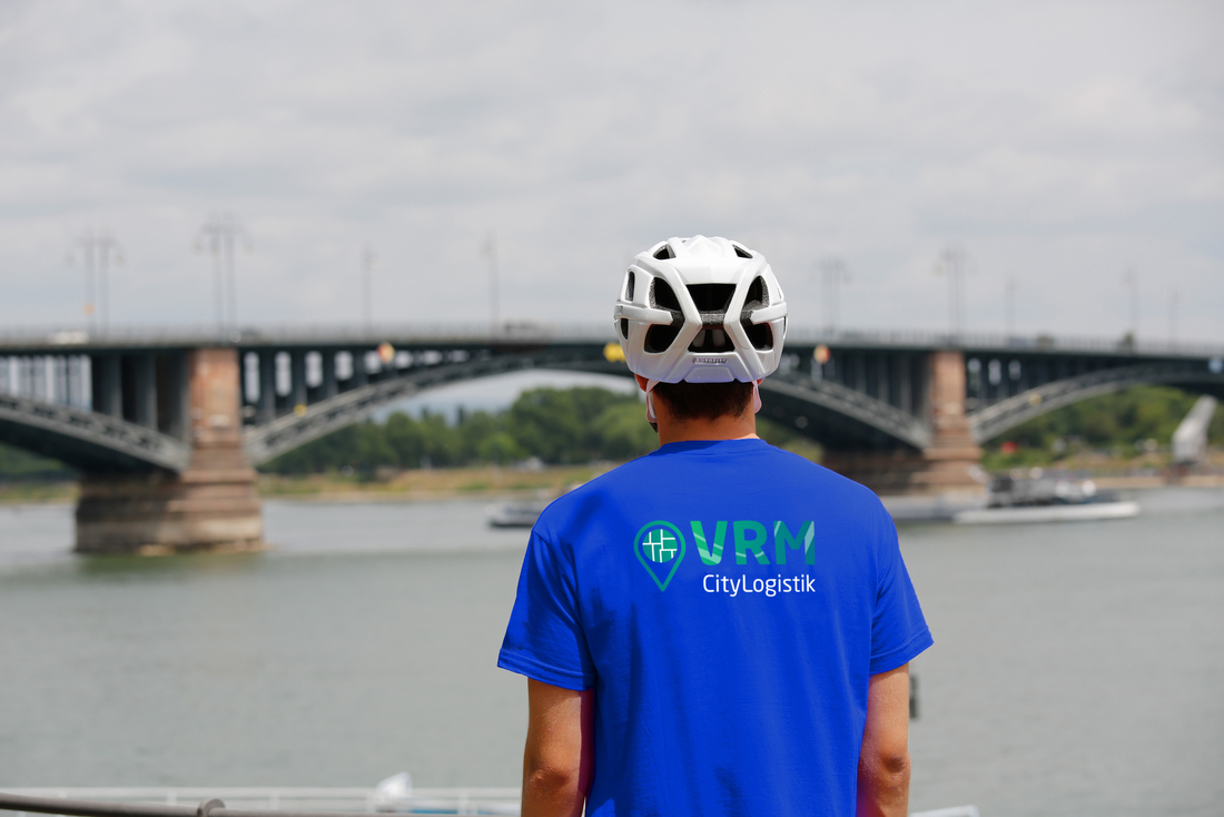 Ein Fahrer schaut von Mainz nach Wiesbaden und steht dabei vor der Theodor-Heuss-Brücke.