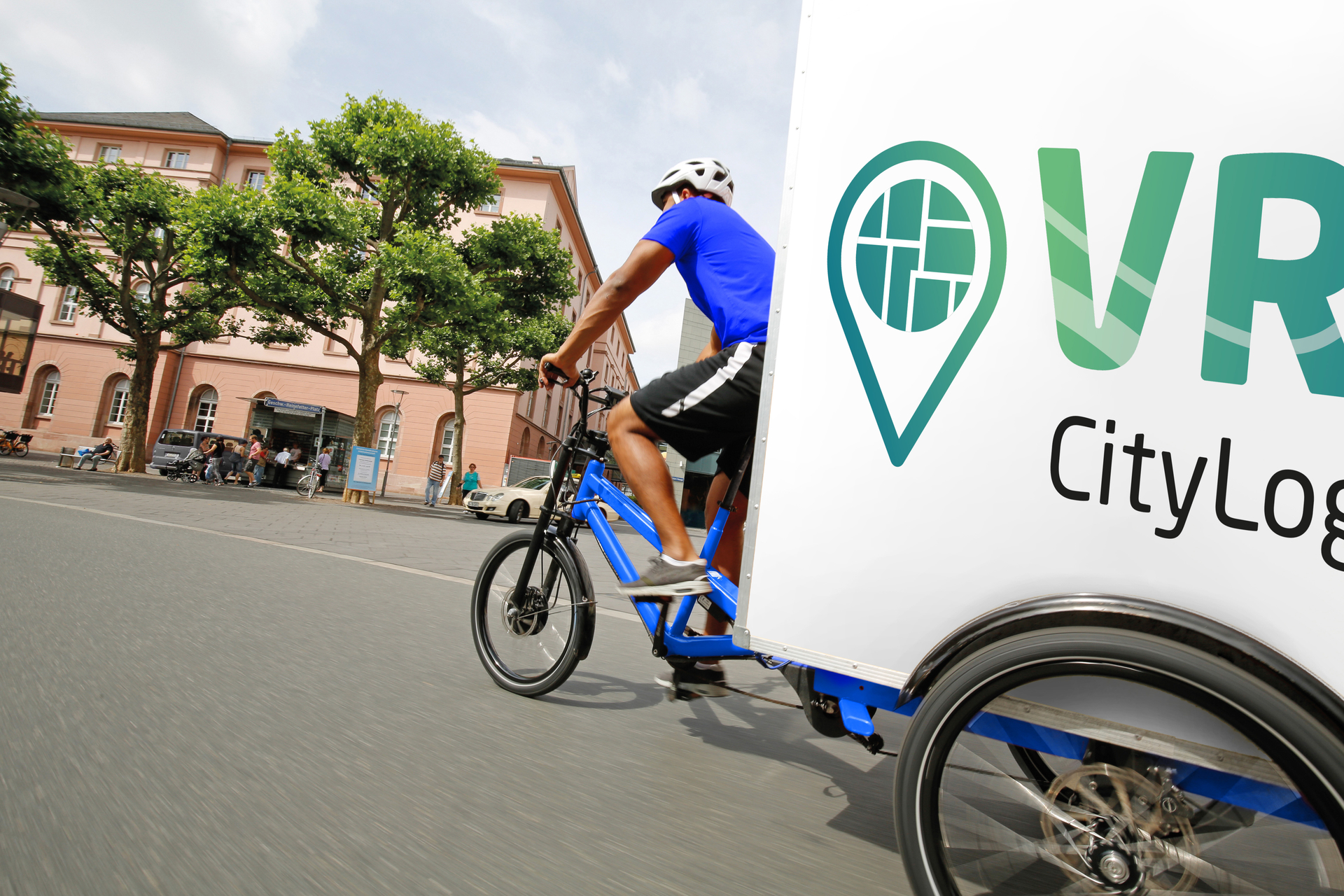 Durchtrainierter Fahrer eines großen Cargo E-Bikes in der schönen Mainzer Altstadt